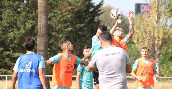 Antonio Casas y Toni Arranz pelean un balón aérea bajo la mirada de Simo y Germán Crespo.