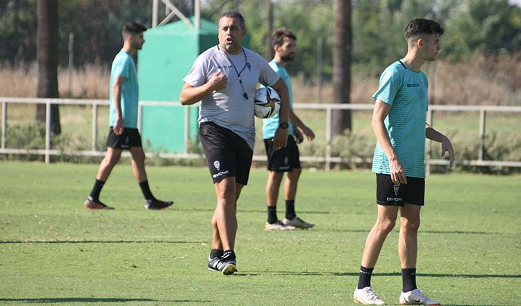 Germán Crespo dando instrucciones a sus hombres en la Ciudad Deportiva.