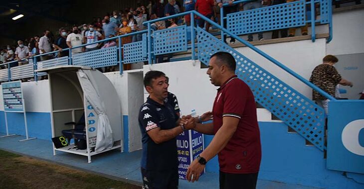 Germán Crespo saludando al técnico del CD Coria, Rai, a la conclusión del partido.