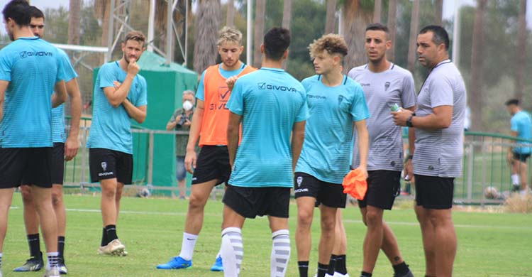 Germán Crespo dando instrucciones a sus hombres en una pausa del entrenamiento.