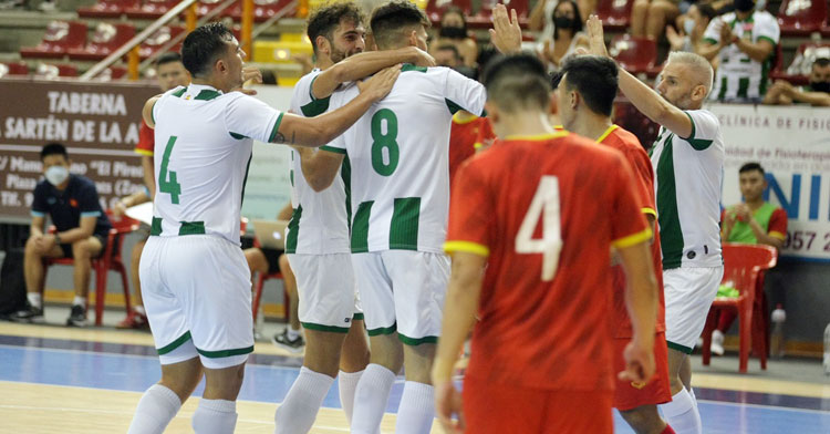 Ricardo es felicitado por sus compañeros tras el gol. Foto: Córdoba Futsal