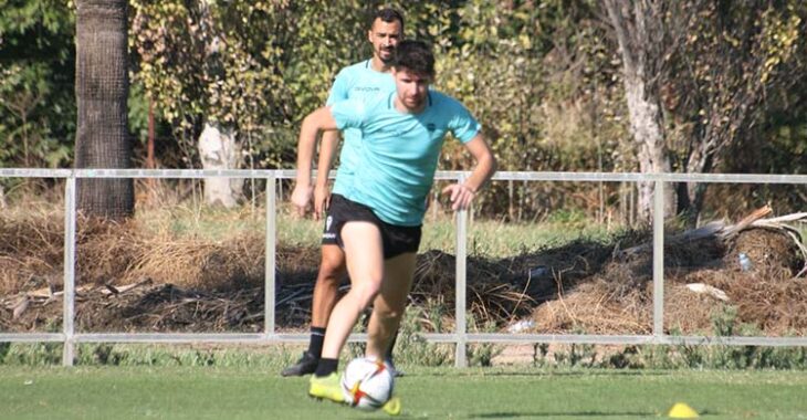 Javi Flores y Miguel de las Cuevas entrenando al margen del grupo.