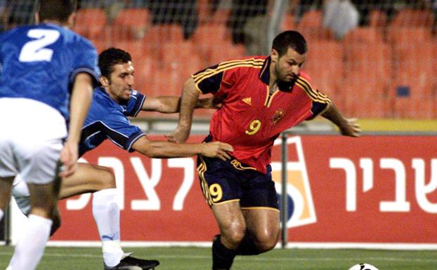 Javi Moreno jugando con la selección española.