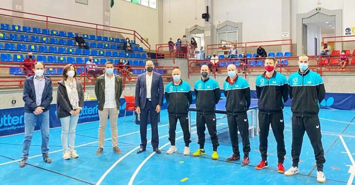 La alcaldesa de Priego, María Luisa Cébalos, y su concejal de Deportes, Jesús Sánchez, junto al plantel del Cajasur Priego TM.