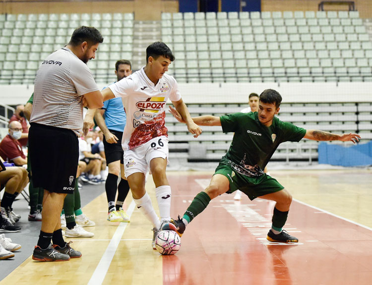 Josan González siguiendo el juego de cerca en el bolo contra ElPozo Murcia. Foto: Javi Carrión