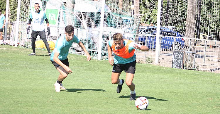 José Alonso arranca ante Luismi para salir por la banda.
