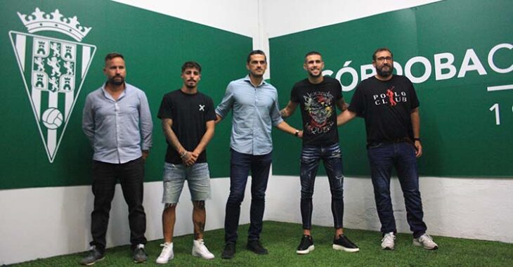 Álex Meléndez y Julio Iglesias acompañados por los coordinadores de la cantera, David Ortega y Rafa Herrerías, junto a Juanito.