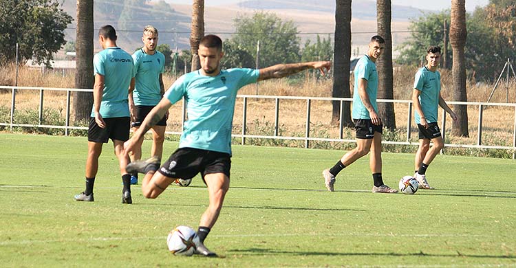 Julio Iglesias antes de golpear el balón en la Ciudad Deportiva.