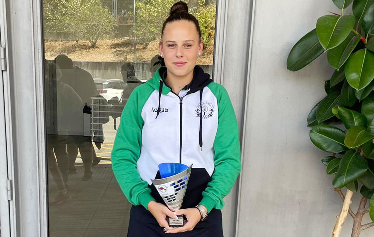Lucía López con el trofeo conseguido en Cáceres