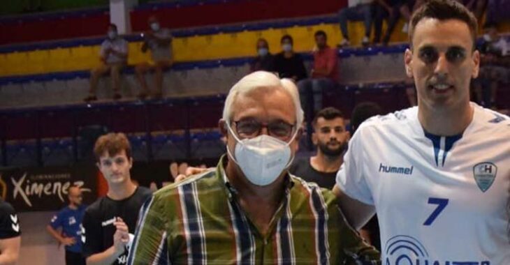Mariano Jiménez junto al hispano Adriá Figueras tras el pequeño homenaje realizado por el club en su visita a Puente Genil con el Chartres francés.