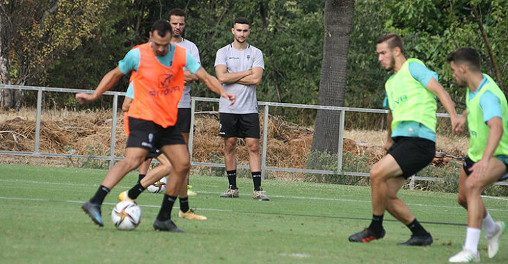 Miguel de las Cuevas chutando a puerta en el entrenamiento de este miércoles.