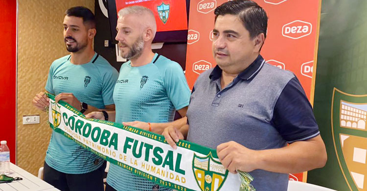 Miguelín posando con García Román y Jesús Rodríguez. Foto: Córdoba Futsal