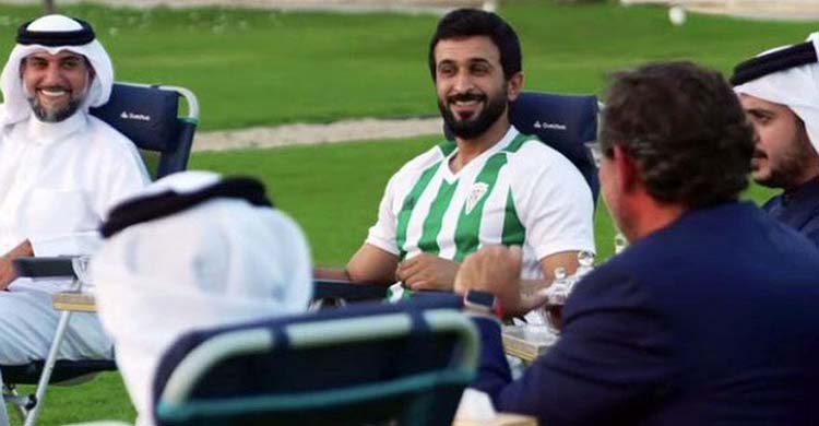 El príncipe de Baréin Nasser bin hamad con la elástica blanquiverde departiendo con Javier González Calvo hace un año.El príncipe de Baréin Nasser bin hamad con la elástica blanquiverde departiendo con Javier González Calvo hace un año.