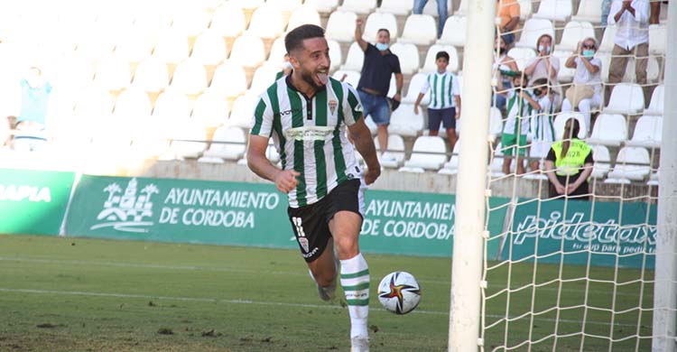Omar celebrando su primer gol con el Córdoba CF.