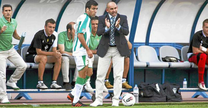 Paco Jémez dando instrucciones a Juan Fuentes en su segunda etapa en aquella gloriosa temporada 2011-12.