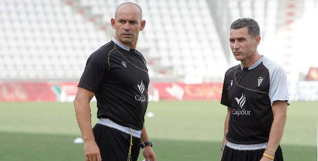 Paco Jémez junto a Rafa Reyes, su segundo en aquella primera temporada como entrenador del Córdoba CF en 2007.