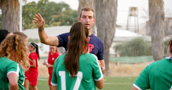 Pepe Contreras, el nuevo entrenador del Córdoba Femenino, en acción. Foto: CCF