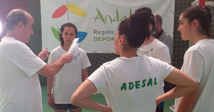 Rafa Moreno dialogando con sus fichajes en un entrenamiento en La Fuensanta