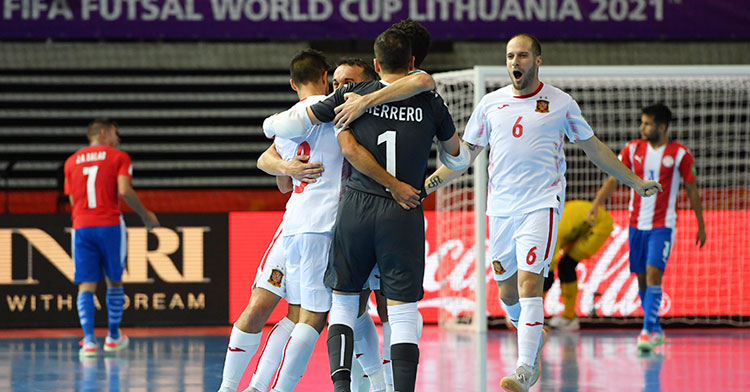Solano acude a celebrar con sus compañeros uno de los goles de España. Foto: Getty Images