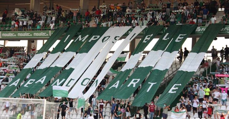 El tifo de recibimiento de las Brigadas Blanquiverde en el estreno de la Segunda RFEF en El Arcángel.