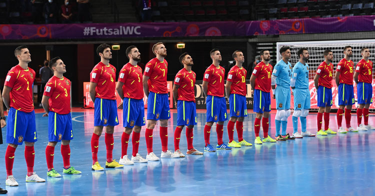 La selección escuchando el himno nacional en el partido contra Angola. Foto: Getty Images