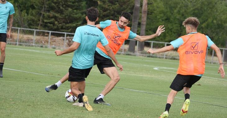 Toni Arranz disputando un balón dividido en la vuelta a los entrenamientos.