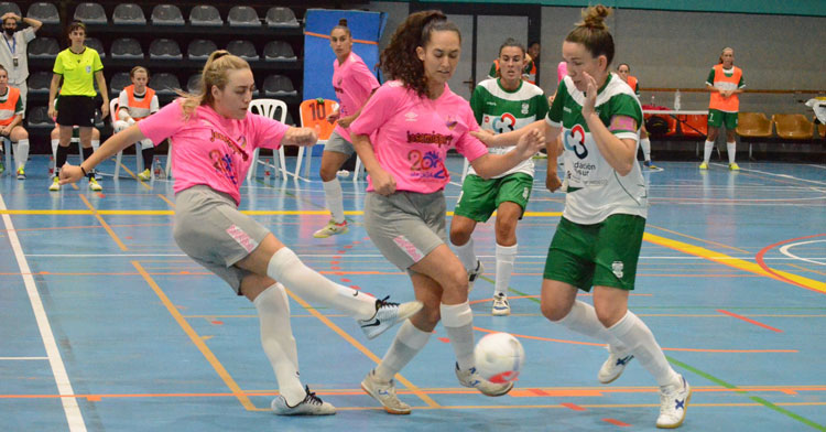 Inma Sojo peleando por la posesión en la final de la Copa de Andalucía. Foto: Rafa Peralta / RFAF