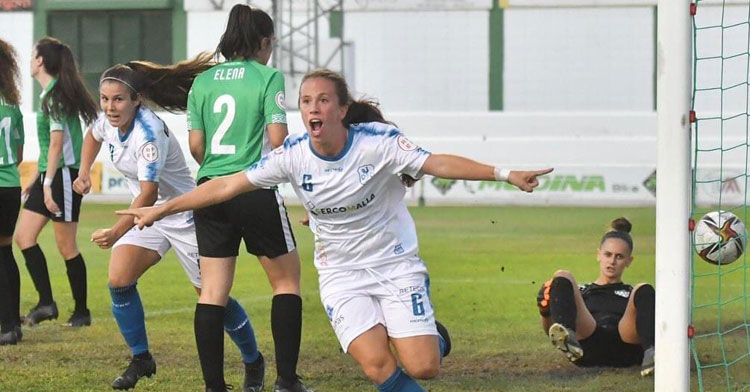 Victoria Arévalo celebrando su empate ante el Cacereño. Foto: CD Pozoalbense