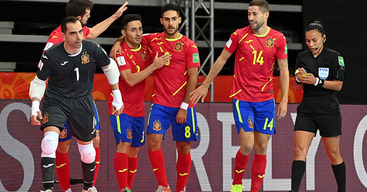 España celebra uno de sus tantos en Klaipeda. Foto: Getty Images