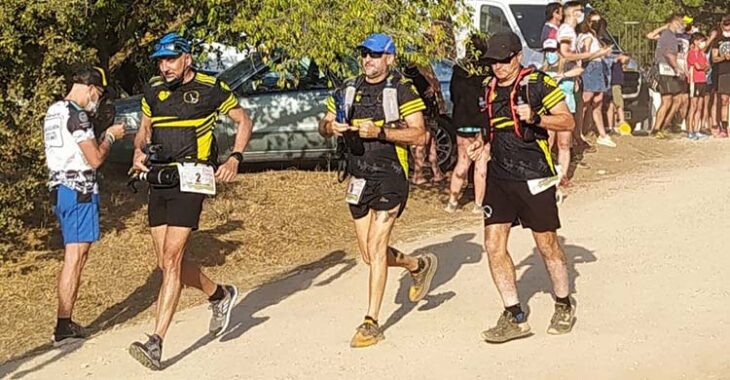 Tres atletas avanzando con paso firme en la Trail Córdoba.