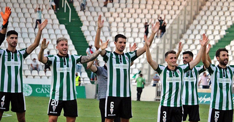 Visus, a la izquierda, en el tradicional acto final de los partidos. Foto: CCF