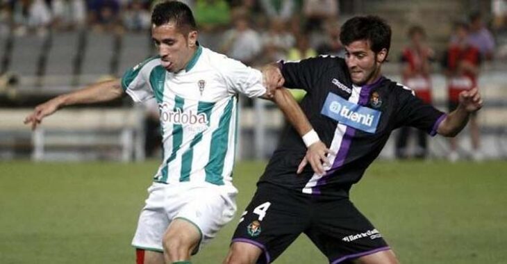 Charles disputando un balón dividido con un rival.