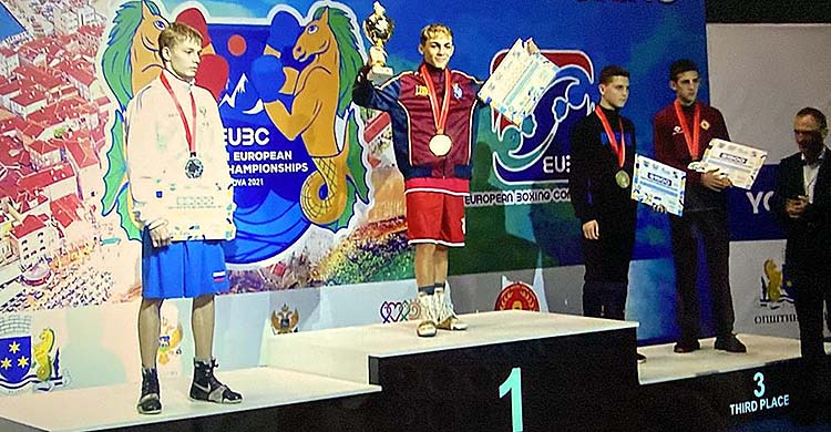 Rafa Lozano en lo más alto del podio tras proclamarse campeón de Europa Joven en Montenegro.