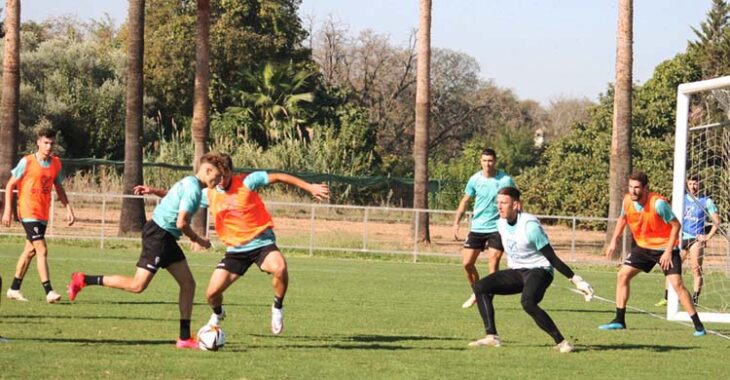 Simo encarando a Carlos Marín en el último entrenamiento de la semana.