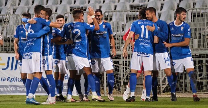 Los futbolistas del Xerez CD celebrando uno de sus goles ante el Utrera en la pasada jornada.