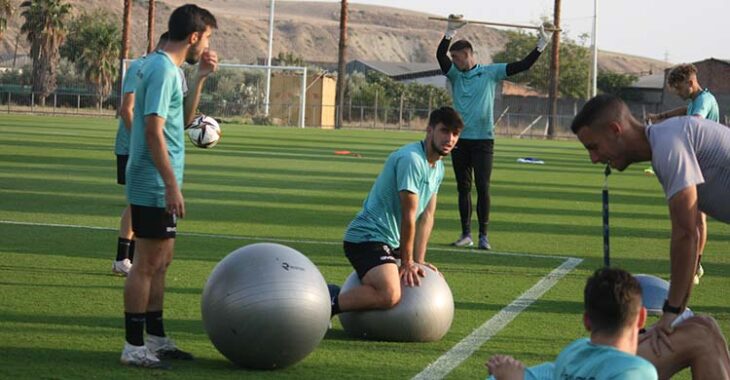 Abreu y Christian Delgado ejercitándose con el primer equipo.