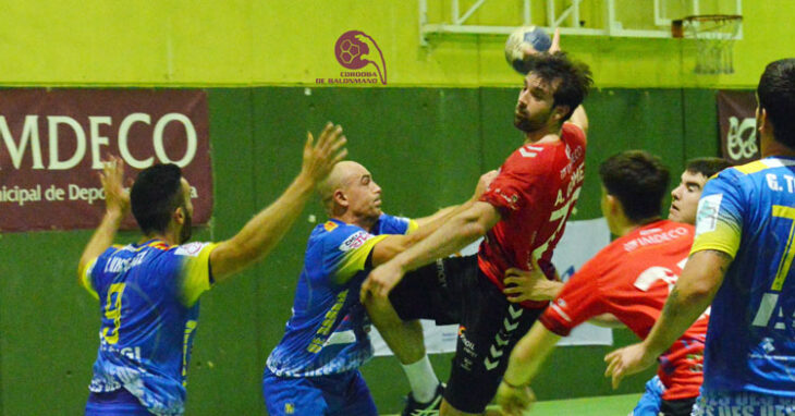 Aitor Gómez volando ante la defensa gerundense. Foto: CBM