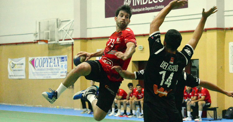 Aitor Gómez volando para lanzar desde 9 metros. Foto: CBM