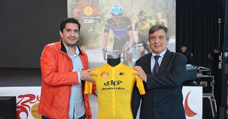 Alberto Lora junto al director general de la Vuelta a Andalucía, Joaquín Cuevas.