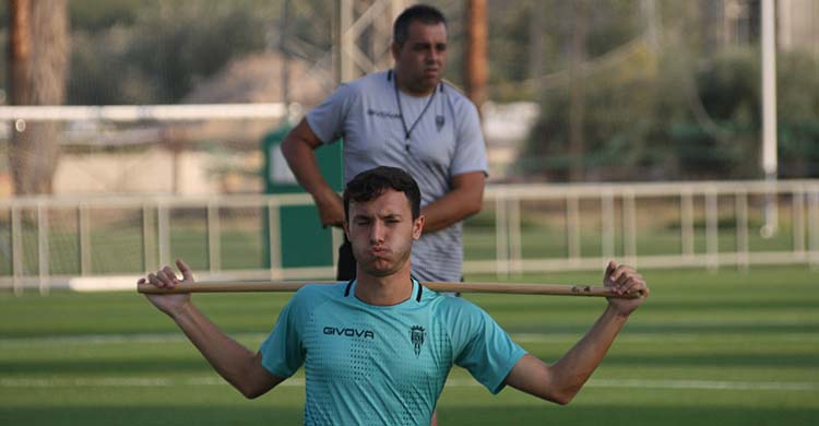 Ale Marín en el circuito físico realizado esta tarde con Germán Crespo al fondo.Ale Marín en el circuito físico realizado esta tarde con Germán Crespo al fondo.