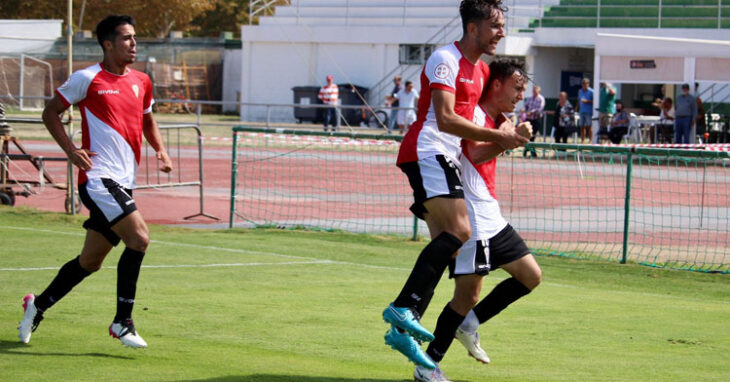 Los jugadores del Córdoba B celebrando el gol de la victoria en Rota. Foto: CCF