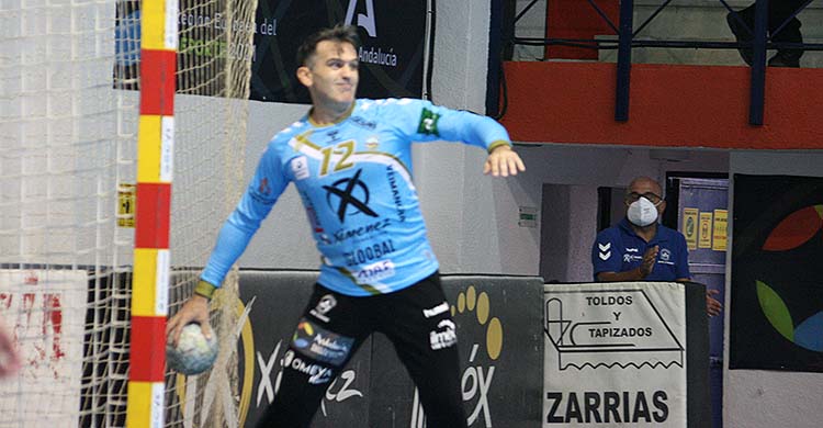 Álvaro de Hita poniendo en juego el balón.