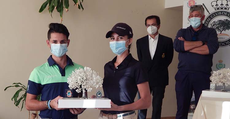 Antonio José Bejarano y Susana Granados mostrando el bonito trofeo del I Campeonato Provincial Absoluto de golf.