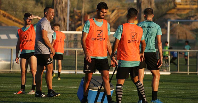 El Córdoba afronta el reto de meterse en las semifinales de la Copa RFEF con Bernardo y Javi Flores tirando del carro de un plantel plagado de lesiones.