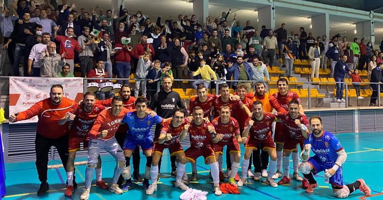 La foto de la victoria de los rojillos junto a su hinchada. Foto: CD Bujalance FS