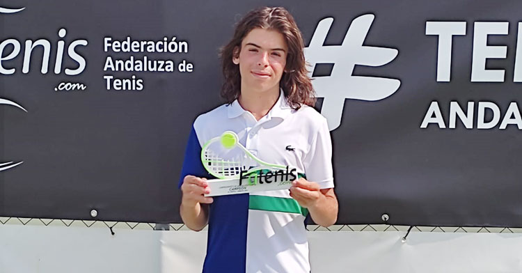 Carlos Díaz posando con su trofeo