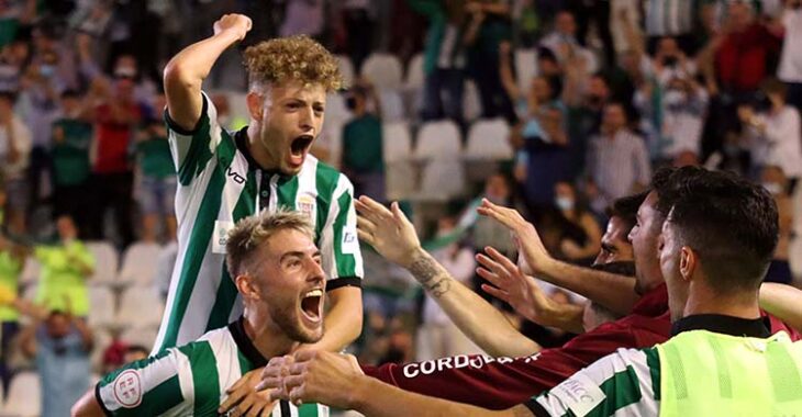 Antonio Casas celebró su primera titularidad liguera sin fallar a su cita con el gol y lo celebró por todo lo alto junto a Simo.