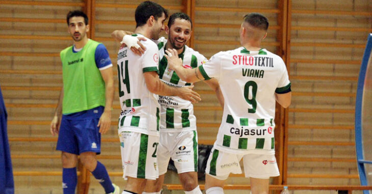 Caio César celebrando un tanto con Ismael y Álex Viana. Foto: Córdoba Futsal