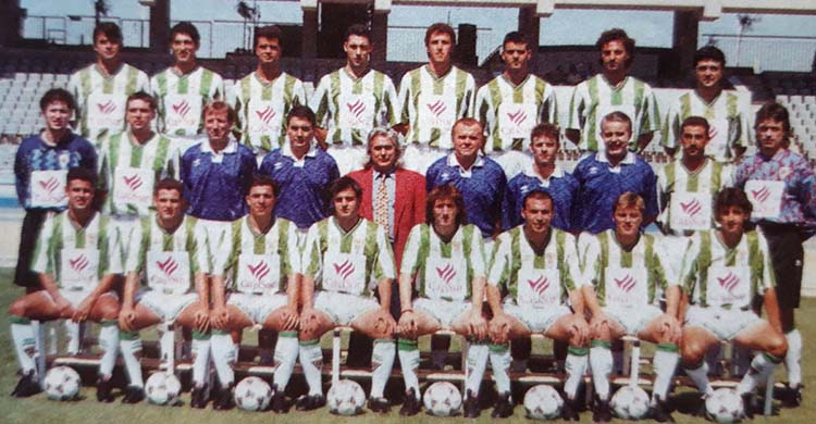El canario Víctor Bermúdez, el primero sentado a la izquierda en aquella plantilla del Córdoba 94-95 con su paisano Ángel Rodríguez en la fila superior.
