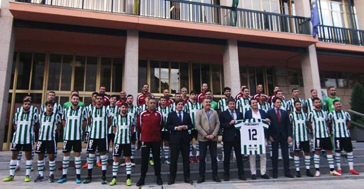 La primera plantilla del Córdoba CF posando junto al alcalde de la ciudad y el presidente del IMDECO tras la formalización del patrocinio.